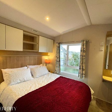 Lovely Holiday Home At Lyons Caravan Park! 프레스타틴 외부 사진